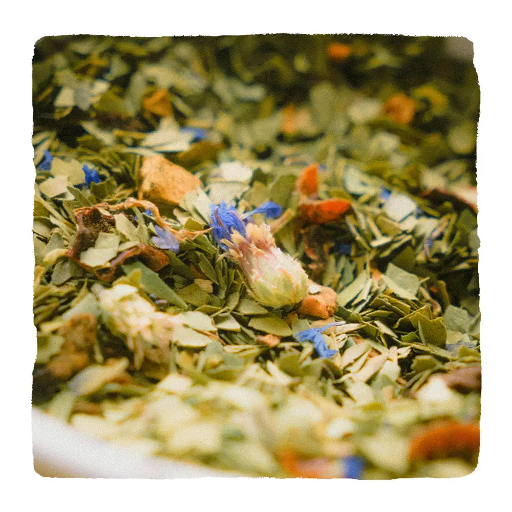 vue de près de yerba maté avec des fleurs et des fruits