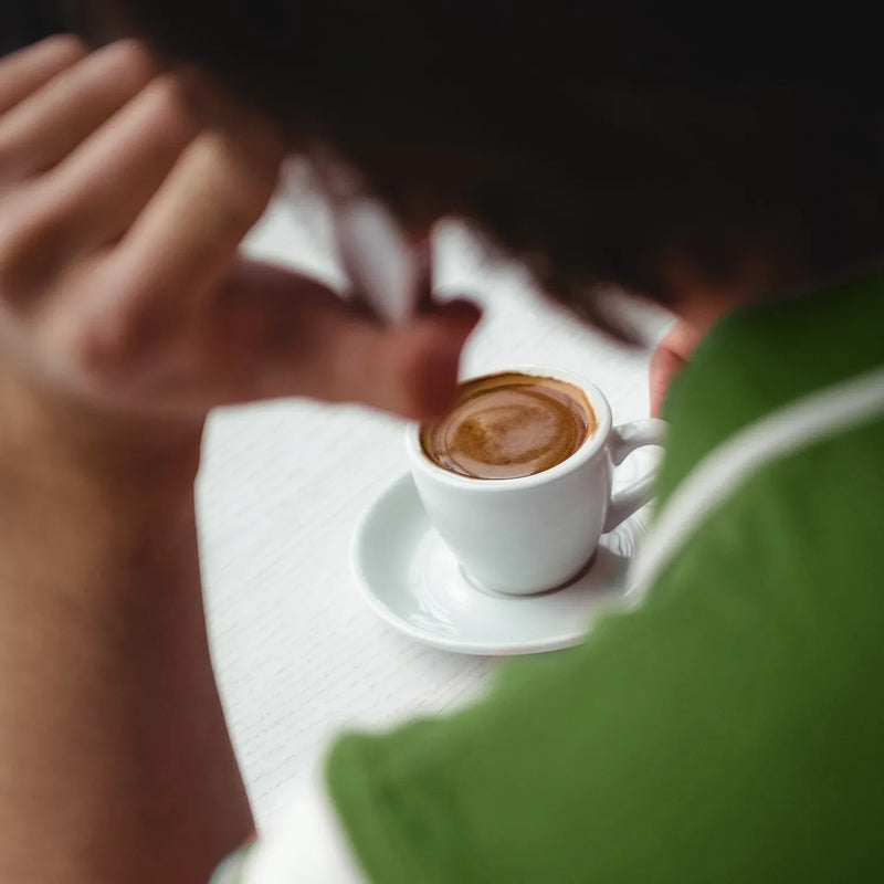 une personne buvant un cafe qui pense à une alternative le yerba mate